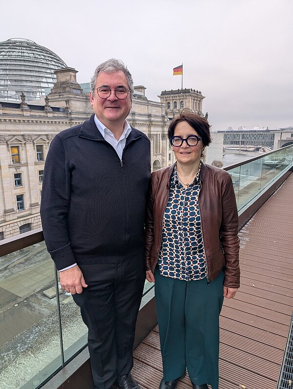 Im Rahmen der jährlichen Klausur der Freien Wohlfahrtspflege Bayern in Verbindung mit politischen Gesprächen, diesmal in Berlin, ging der Vorsitz von Pfarrer Dr. Andreas Magg (Landes-Caritasverband Bayern) auf Margit Berndl (Paritätischer in Bayern) über.  Foto: Gabriele Dorby/Paritätischer in Bayern